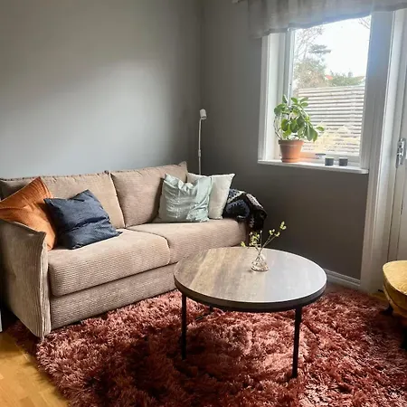 House By The Sea, Naeset 别墅