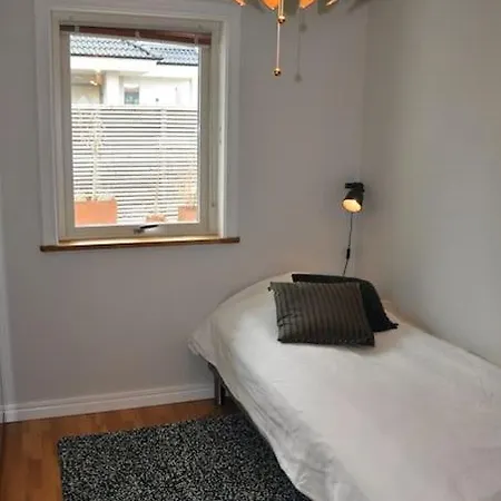 别墅 House By The Sea, Naeset 哥德堡