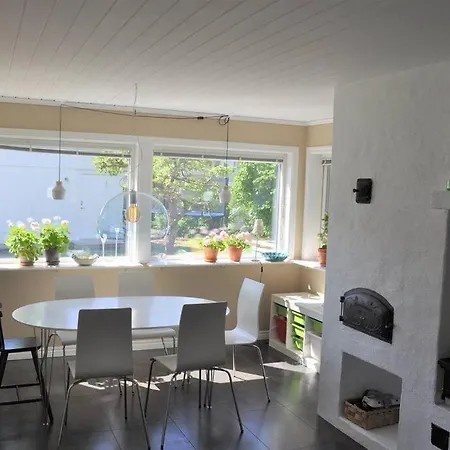 House By The Sea, Naeset *