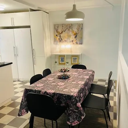 Hus Med 12 Baeddar Naera Och Gratis Parkering Villa