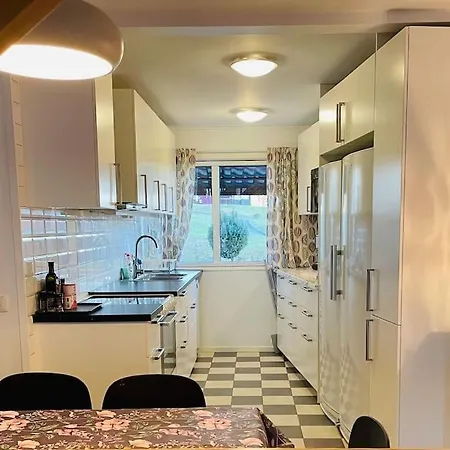 Villa Hus Med 12 Baeddar Naera Och Gratis Parkering