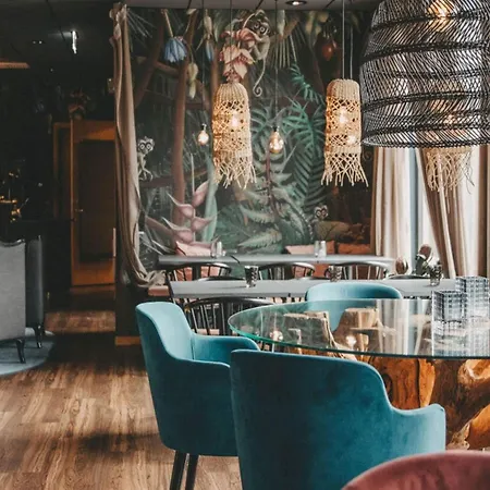 Hotel One Bedroom In Treetop Hotel
