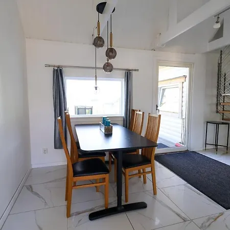 8 Beds - Workers Dream - Free Parking - Wifi Villa