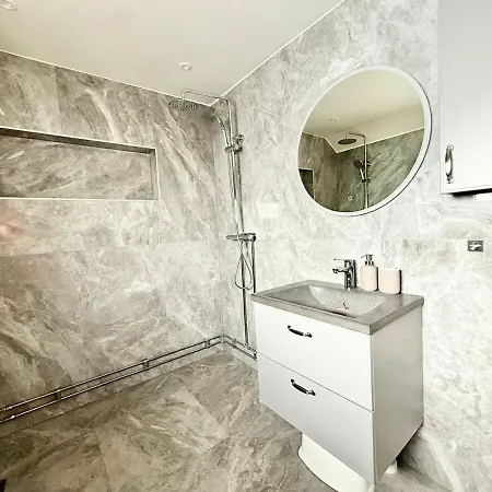 For Workers & Family - 6br - 2 Bath Villa *