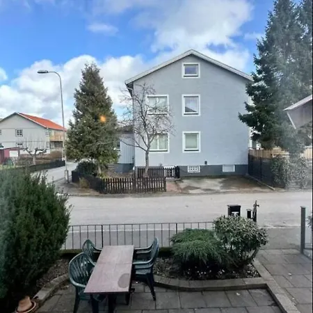 Near Volvo With Parking Daire *
