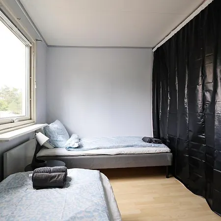 10 Beds, 5 Bedrooms *