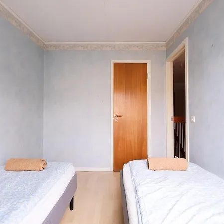 10 Beds, 5 Bedrooms Villa *
