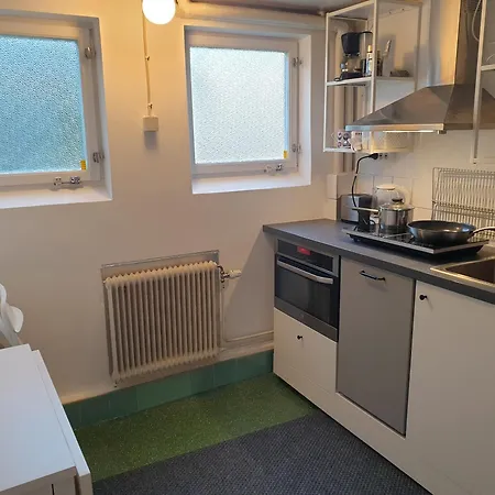 Cozy In 50s 10 Min Tram Ride To Апартаменты