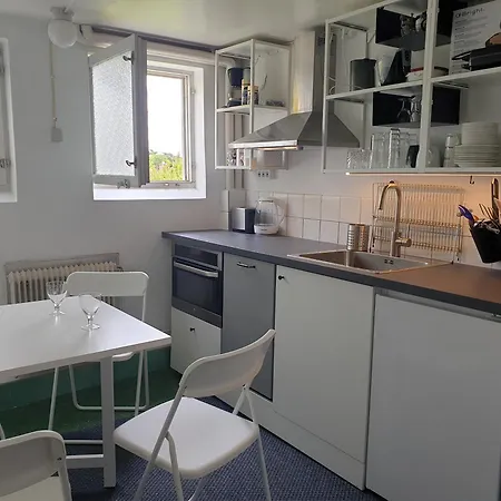 Apartment Cozy In 50s 10 Min Tram Ride To