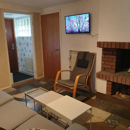 Cozy In 50s 10 Min Tram Ride To Apartment