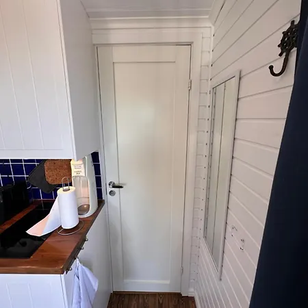Vakantiehuis Backstugan - Litet Hus Med Storslaget Laege