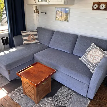 Backstugan - Litet Hus Med Storslaget Laege 펜션