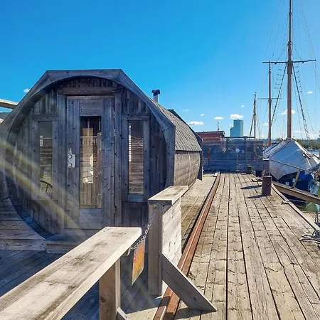 Stunning Ship In With Sauna 船屋