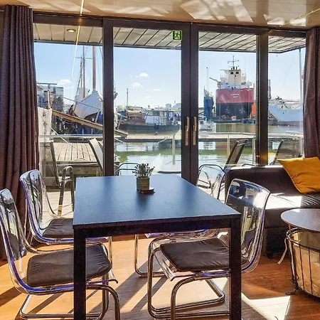 Hotel en barco Stunning Ship In With Sauna