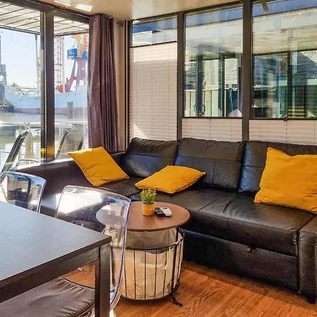 Hotel en barco Stunning Ship In With Sauna