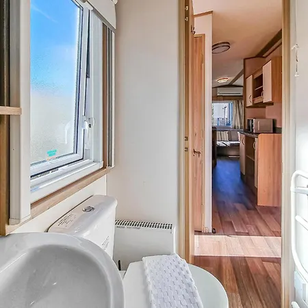 2 Bedroom Lovely In Goeteborgs بيت للعطل