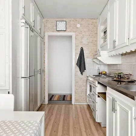 Cozy Near Volvo Cars *