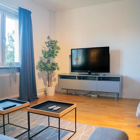 Apartment Welcoming Near Cafes, & Tram Lines *