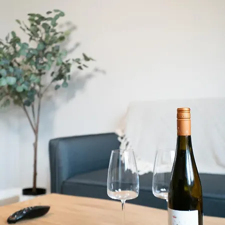 Stylish, Close To Tram & Shops Apartment *