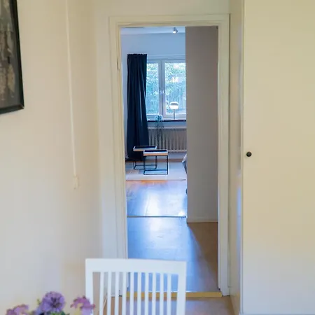 Welcoming Near Cafes, & Tram Lines *