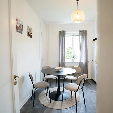 Daire Bright Studio, Tram At The Door By Beyond Stay *