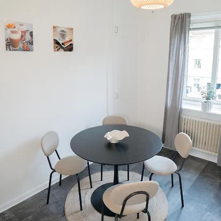 Stylish, Close To Tram & Shops *