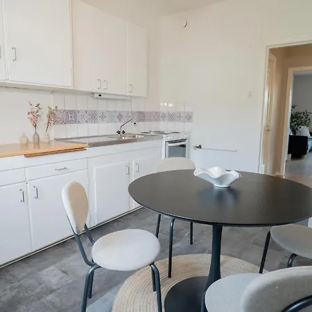 Stylish, Close To Tram & Shops