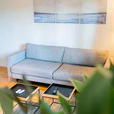 Welcoming Near Cafes, & Tram Lines