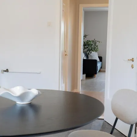 Daire Bright Studio, Tram At The Door By Beyond Stay *