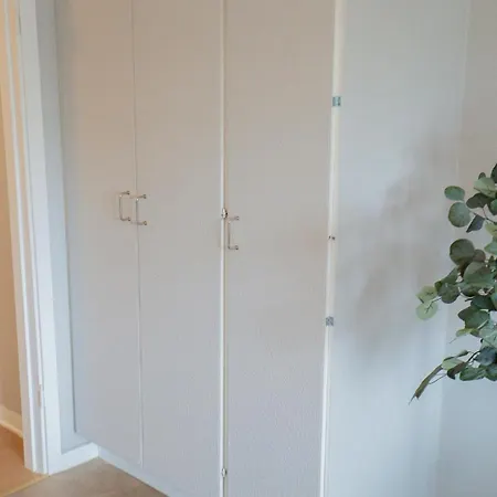 Stylish, Close To Tram & Shops Apartment *