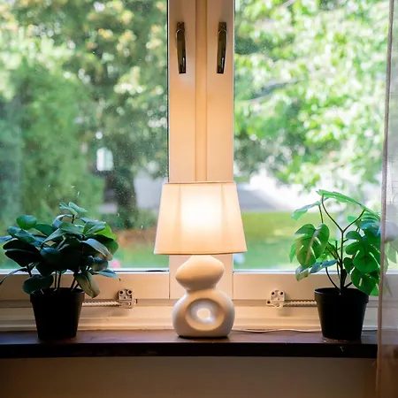 Apartamento Welcoming Near Cafés, City&tram Lines *