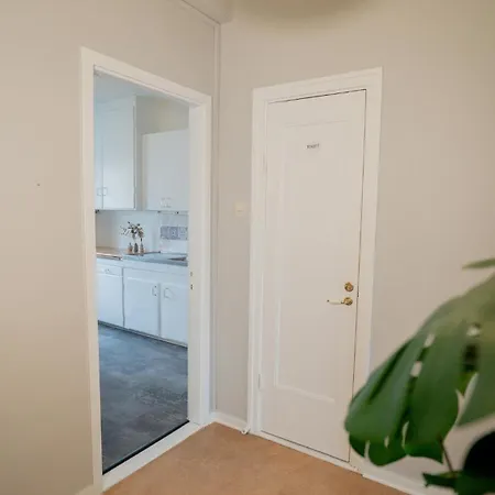 Daire Bright Studio, Tram At The Door By Beyond Stay *