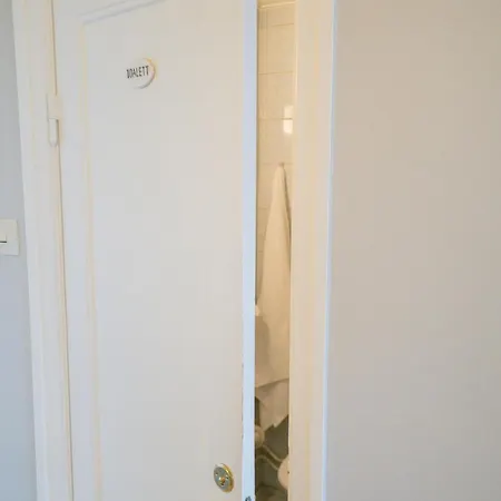 Daire Bright Studio, Tram At The Door By Beyond Stay *