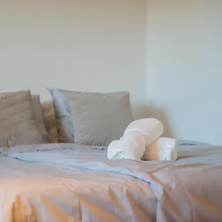 Welcoming Near Cafes, & Tram Lines *