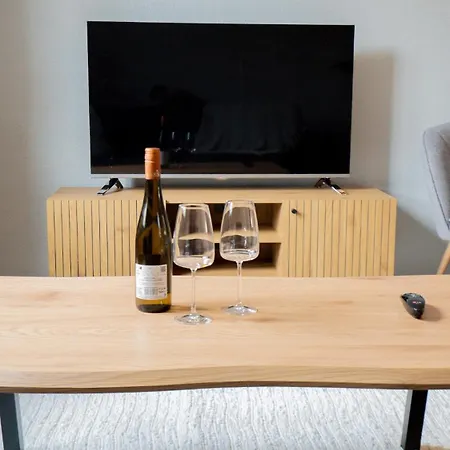 Stylish, Close To Tram & Shops Appartement *