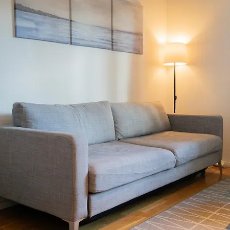 Welcoming Near Cafes, & Tram Lines Apartment