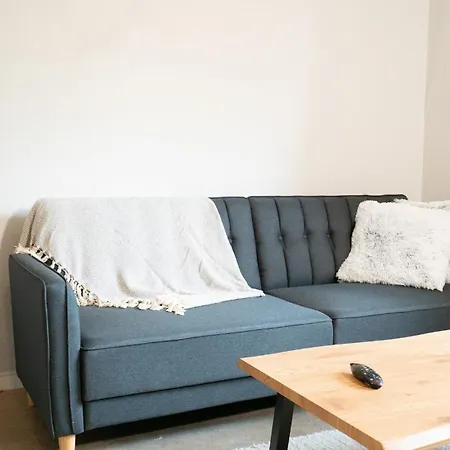 Daire Bright Studio, Tram At The Door By Beyond Stay