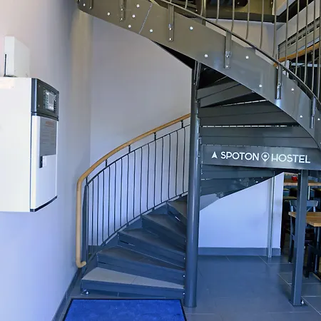 Hostel Spoton & Sportsbar