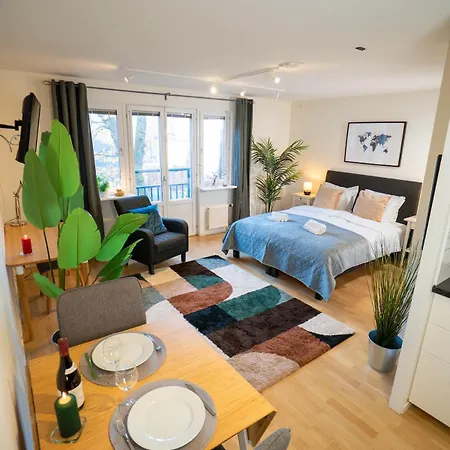 Earth-toned Studio, Near Haga & Jaerntorget Apartment *