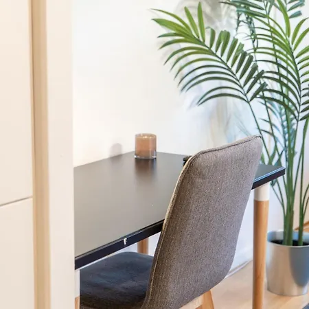 Prime Location, Spacious 公寓