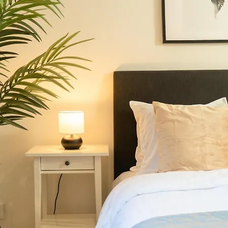 Earth-toned Studio, Near Haga & Jaerntorget Apartment Gothenburg