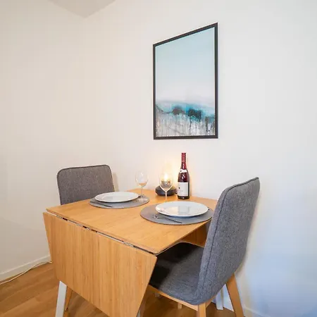 Prime Location, Spacious דירה