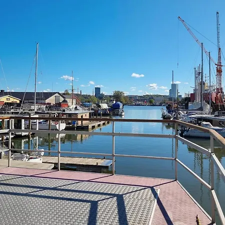 Ship In With Sauna Botel 4*