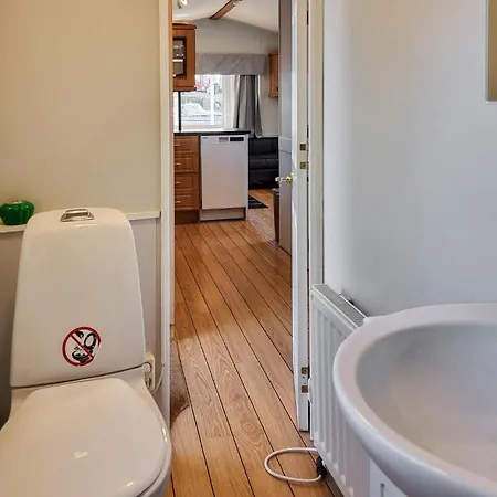 Lovely Ship In With Sauna Botel 4*