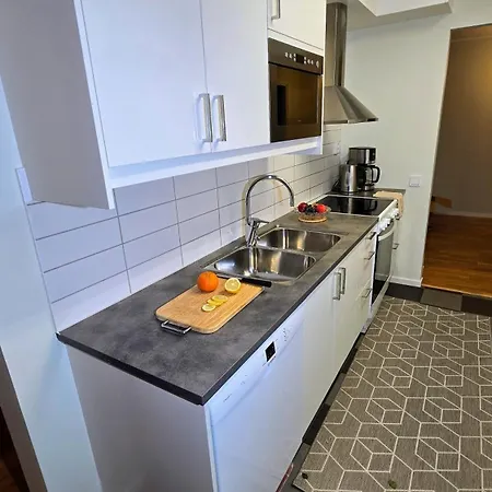 Bright 3-bedroom With Balcony Гётеборг