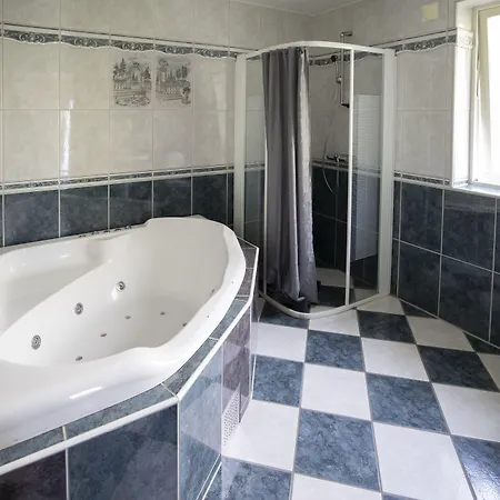 Treetop Hangout & 3*