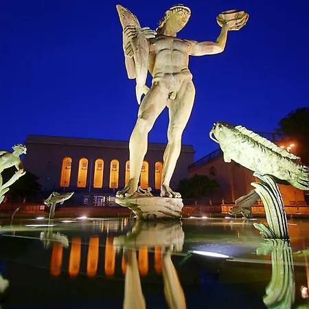 Treetop Hangout & فندق