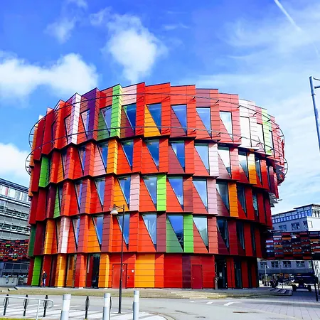 Treetop Hangout & Hotel