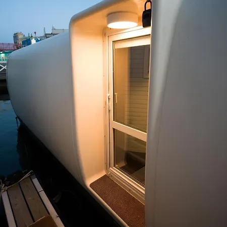 Unique Houseboat Experience In 예테보리