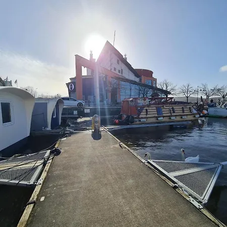 Unique Houseboat Experience In Hébergement de vacances *